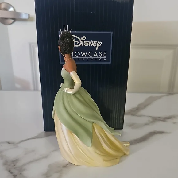 Disney Showcase Tiana in Green and Cream - Picture 3 of 5
